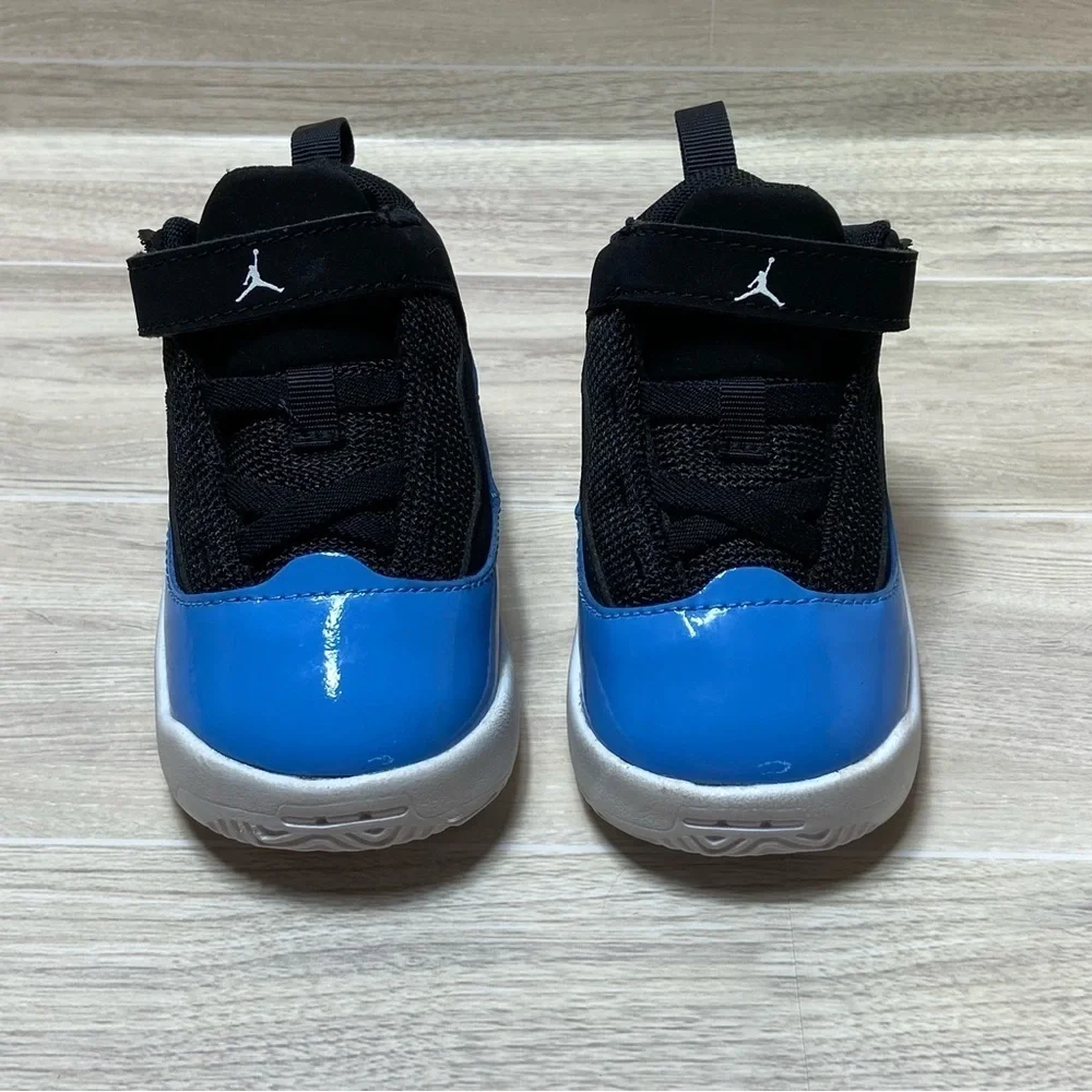 NIKE / Air Jordan Max Aura 2 Black University Blue Sneakers Size 4
